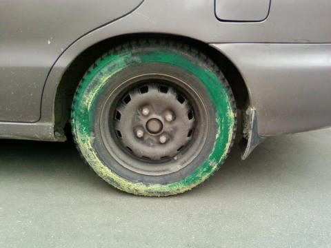 жёлто-зелёное колесо машины